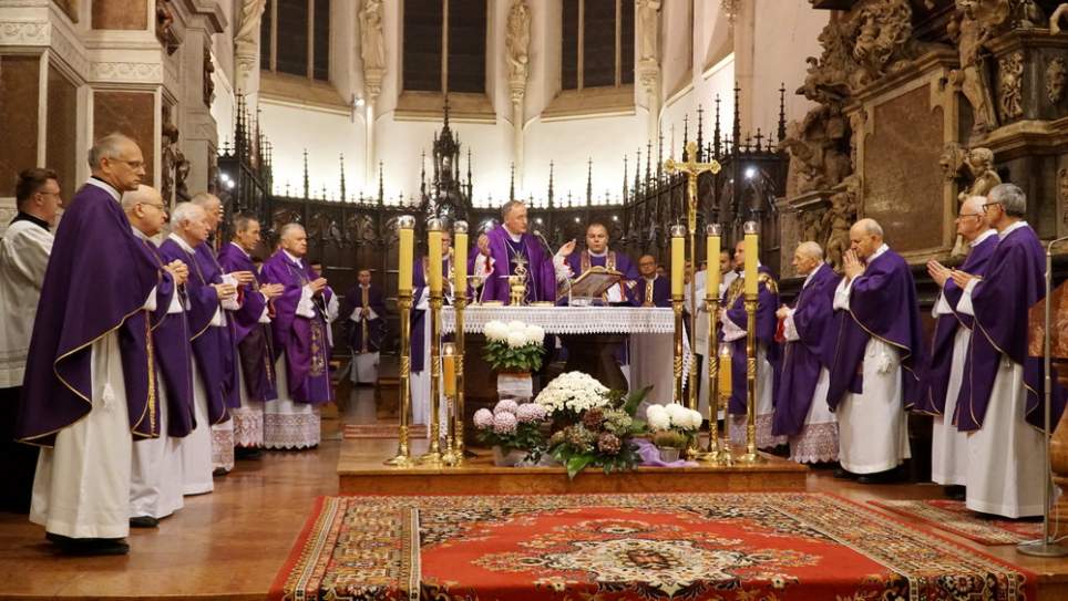 W katedrze uczczono modlitwą zmarłych biskupów tarnowskich [FILM]