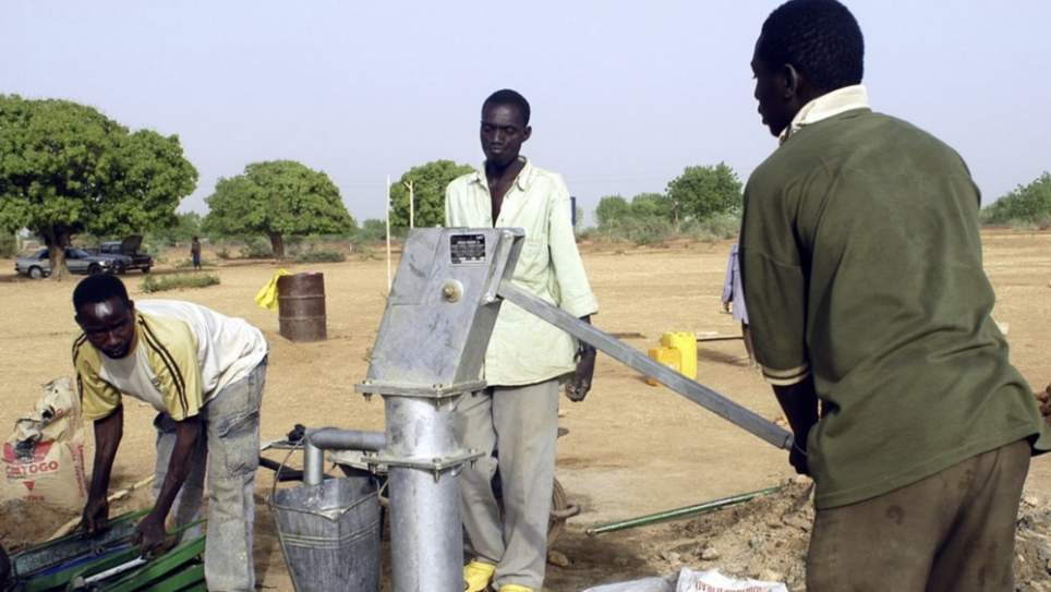 Pierwsza studnia „z nakrętek” wybudowana w Afryce