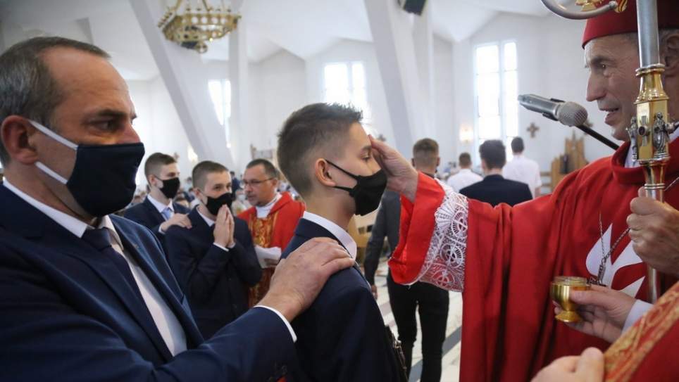 Kończą się bierzmowania w parafiach diecezji - Dębica