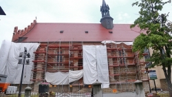Trwa renowacja elewacji bocheńskiej bazyliki