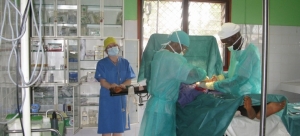 Lekarze z misją w środku Afryki – chirurdzy i dentysta w szpitalu w Bagandou