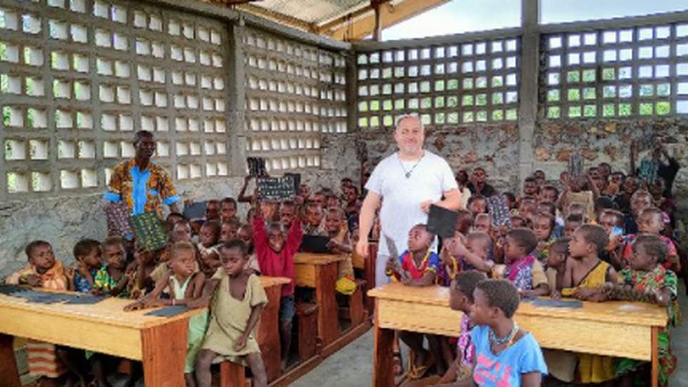 Radość wśród Pigmejów w Ngoundou - mają szkołę!