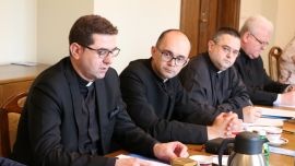 Synod musi opracować obowiązujący w diecezji Schemat celebracji sakramentu małżeństwa – przekonuje ks. Andrzej Dudek (pierwszy z lewej). 