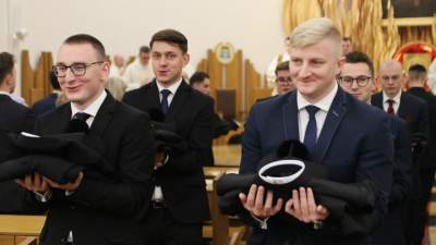 Alumni III roku Wyższego Seminarium Duchownego w Tarnowie przyjęli strój duchowny.