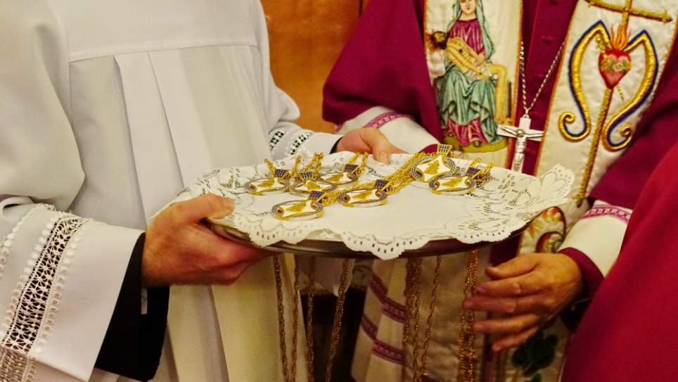 Biskup Tarnowski wręczył godności kapłańskie