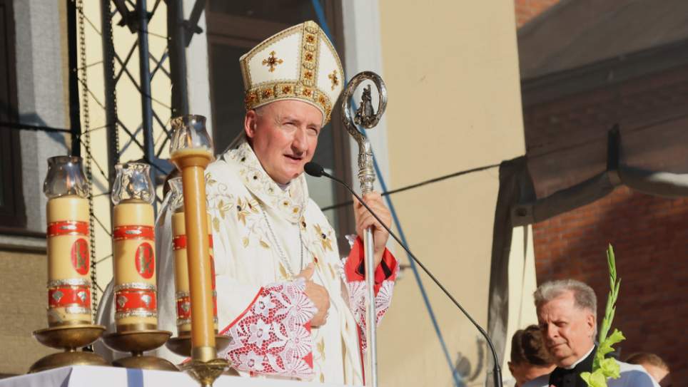 42. PPT. Bp Andrzej Jeż do rodziców: Błogosławiąc dzieci, oddajemy je w Boże ręce