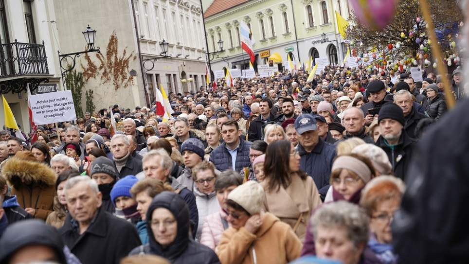 Tłumy na Marszu w Obronie Dziedzictwa św. Jana Pawła II w Tarnowie