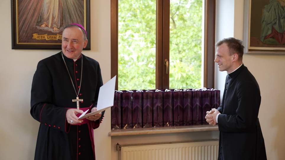 Biskup Tarnowski posłał na pierwsze parafie księży neoprezbiterów [zdjęcia]
