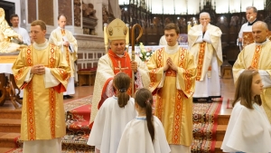&quot;Dzieci i młodzież nie widzą radości u dorosłych na mszy świętej&quot; - biskup Leszkiewicz w Tygodniu Maryjnym w Katedrze [FILM, ZDJĘCIA]
